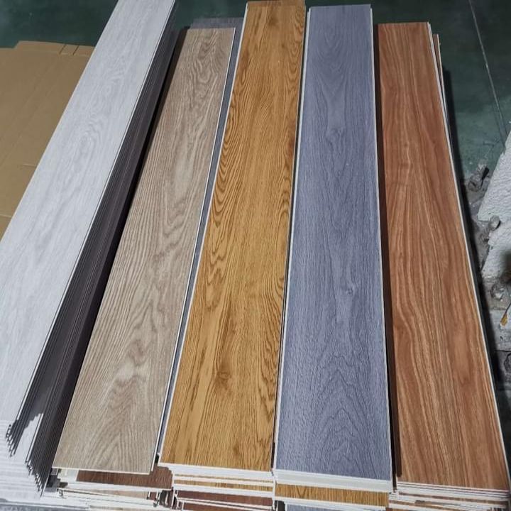 Lantai kunci vinil SPC warna oak klasik